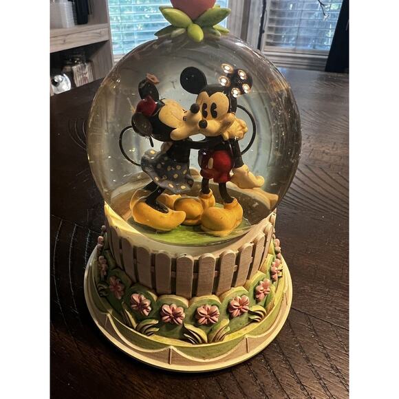 Hallmark Disney A Kiss For Mickey Minnie Wonders Within Collection Snow Globe - Picture 10 of 16